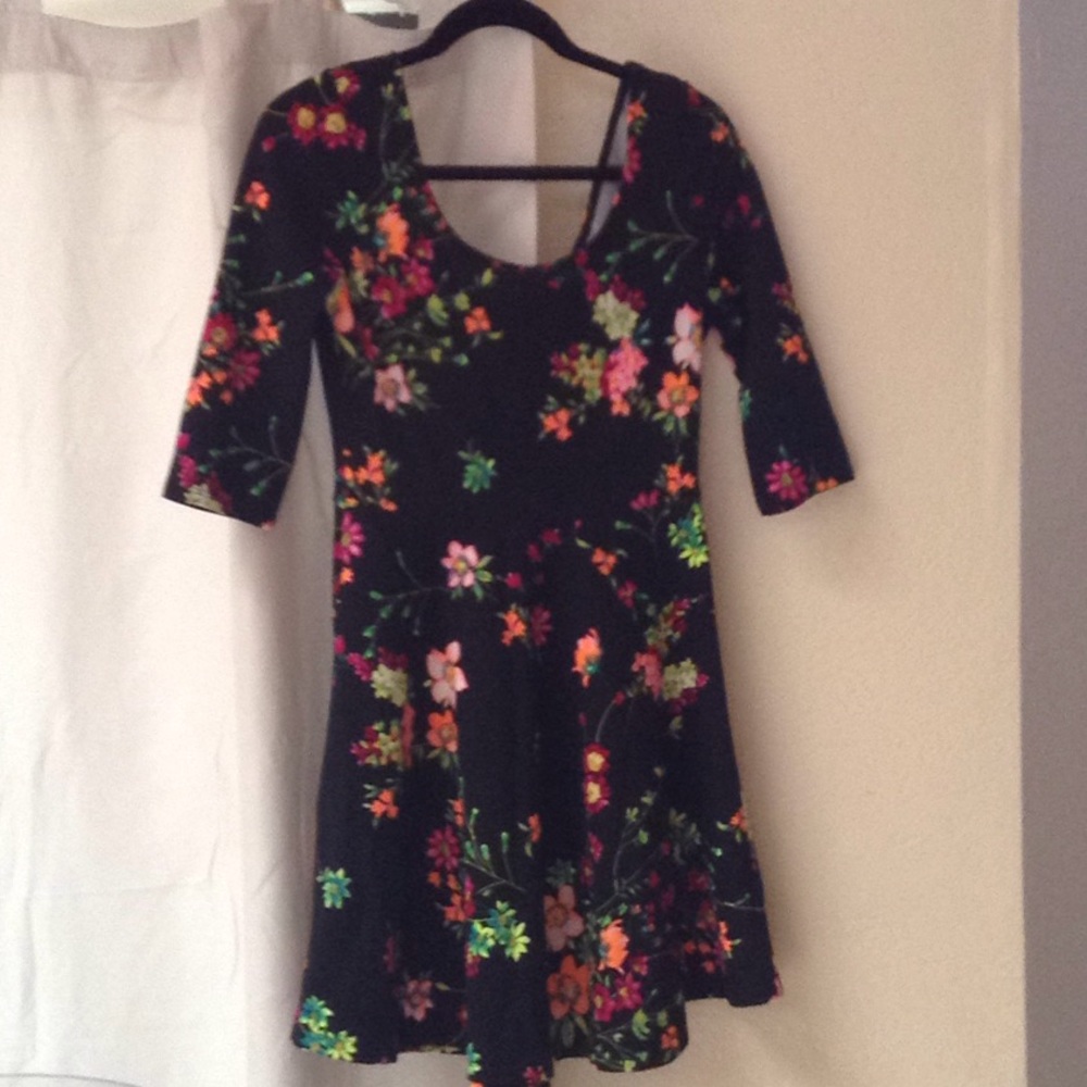 Fun & flirty floral dress!